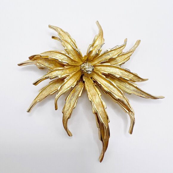 Vintage Boucher Flower Brooch Pin Rhinestone Brushed Gold Tone 8149P Signed - Picture 1 of 10